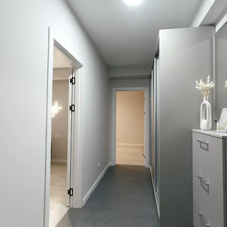 Enjoy The Stylish, Comfortable & Spacious Apartment