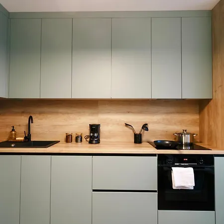 Enjoy The Stylish, Comfortable & Spacious Apartment *